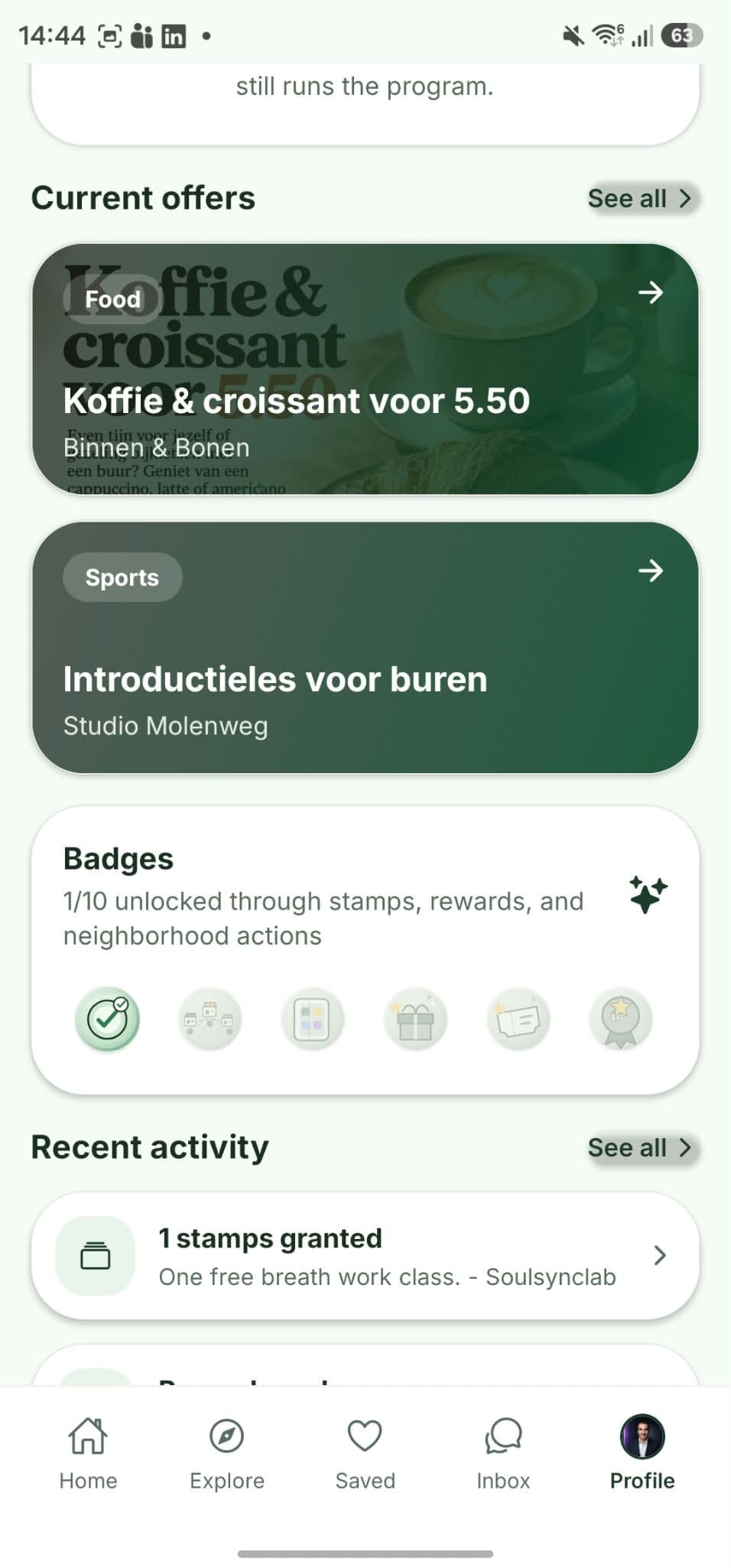 Het beloningenscherm voor bewoners met aanbiedingen, badges en recente activiteit